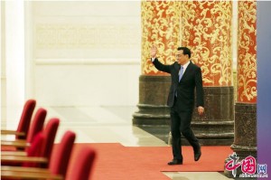 Chinese Premier Li Keqiang greets journalists upon arriving at his press conference after the closing meeting of the third session of the 12th National People's Congress (NPC) at the Great Hall of the People in Beijing, capital of China, March 15, 2015. [Dong Ning/China.org.cn]