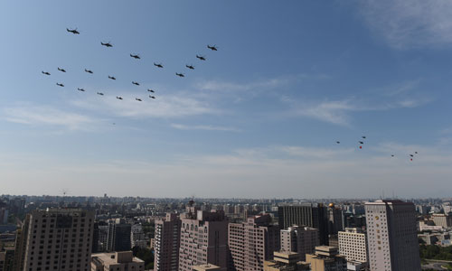 Air flag guard formations fly towards the Tian'anmen Square on Sept. 3, 2015. [Xinhua]