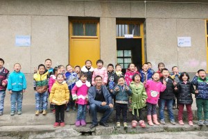 Ge Yike, one of the initiators for the charity project"One School One Dream", with pupils of Shima primary school in Badong county, Central China's Hubei province, Oct 2015.