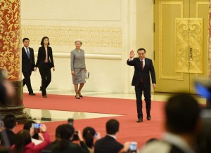 Premier Li enters the press conference hall and greets journalists.